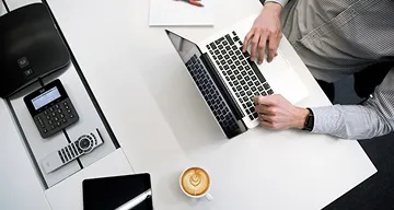 Εργασία σε laptop σε γραφείο με καφέ για σεμινάριο Elementor