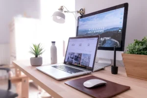 Μοντέρνος χώρος εργασίας με laptop και υπολογιστή για επαγγελματική κατασκευή ιστοσελίδων