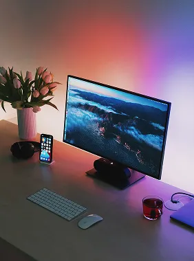 Εργασιακός χώρος με monitor για σχεδιασμό responsive ιστοσελίδων