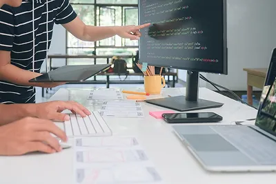 Ομάδα κατασκευής ιστοσελίδας για κομμωτήριο ή barber shop σε υπολογιστή