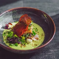 Κομψό πιάτο με ψάρι για ιστοσελίδα fine dining, μέρος κατασκευής ιστοσελίδας για εστιατόρια.