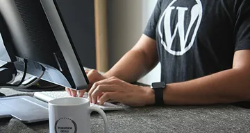 Εργασία σε υπολογιστή με λογότυπο WordPress για σεμινάριο Elementor